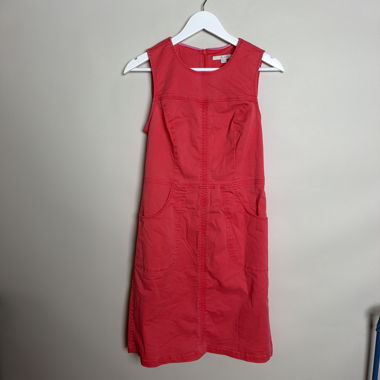 Gesäumtes rotes ärmelloses Kleid