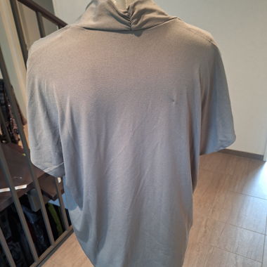 Graues Kurzarmshirt mit V-Ausschnitt