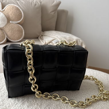 Borsa tracolla nera con catena