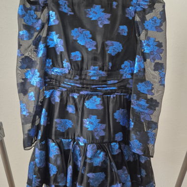 Schwarzes Kleid mit blauen Blumen von Zara