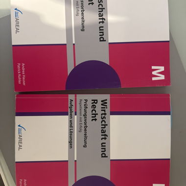 Set di libri di testo di economia e diritto