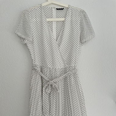 gepunktetes Dress mit Bindegurt