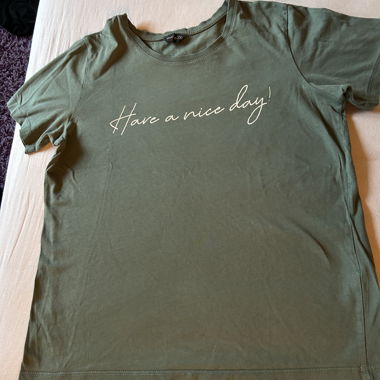 T-shirt vert avec impression