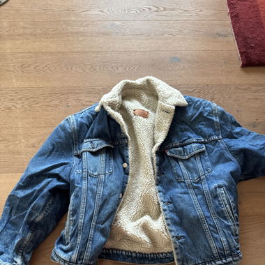 Levis Bomberjacke mit weissem Fell (Gr. M)