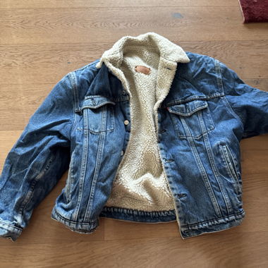Levis Bomberjacke mit weissem Fell (Gr. M)