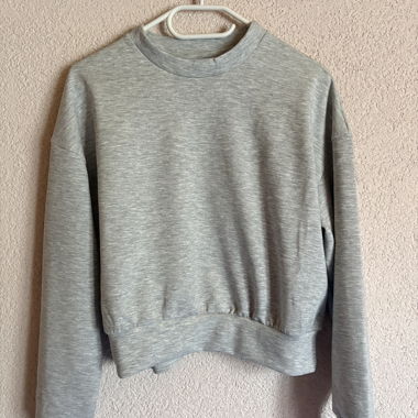 Grauer Pullover