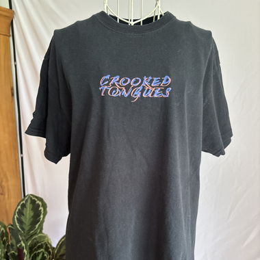 schwarzes Shirt von Crooked Tongue