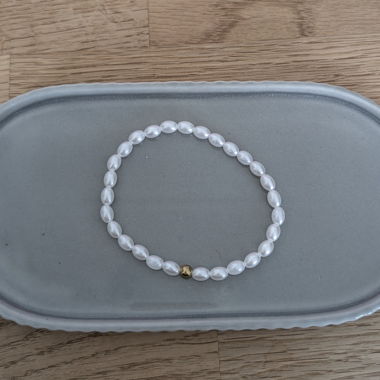 Armband mit Kunstperlen 