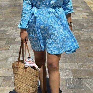 Robe courte bleue à motifs 