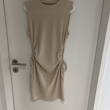 Rippen-Strickkleid ohne Aermel