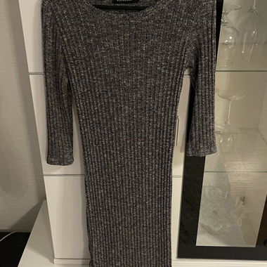 Graues Strickkleid von VOYELLES