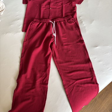 Chemise d'été rouge avec pantalon assorti