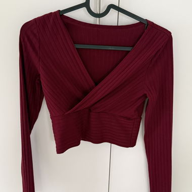 Bordeauxfarbenes Wickel-Crop-Top