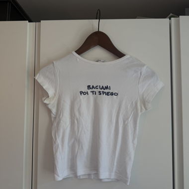 T-shirt blanc avec écriture cousue de subdued