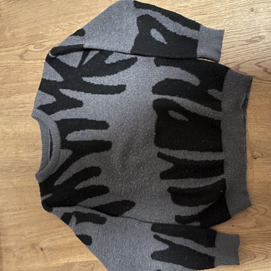 Grauer Strickpullover