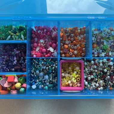 Mélange de perles et de bijoux