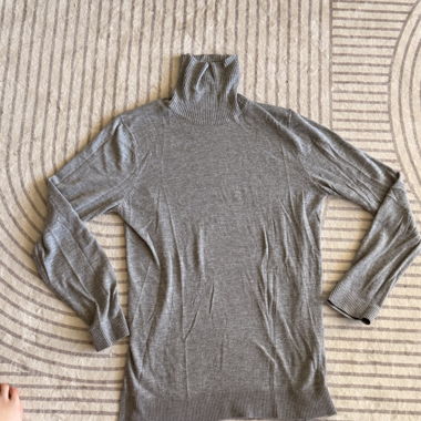 Grauer Rollkragenpullover