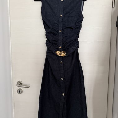 ZARA Jeans-Kleid mit goldener Schnalle – Größe M 
