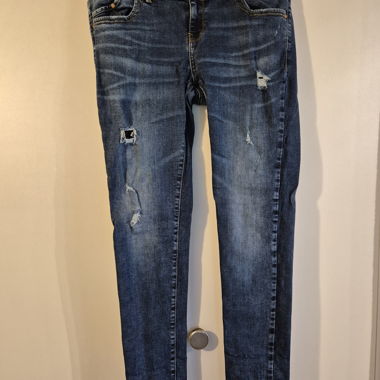 Jeans with holes