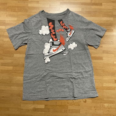 GREY NIKE T-SHIRT WITH FRONT PRINT