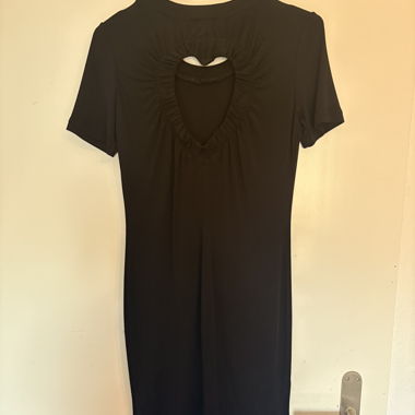 Abito nero Love Moschino con cut-out a forma di cuore