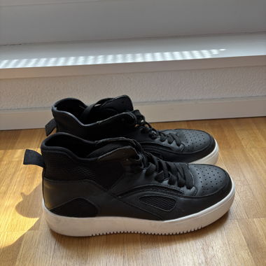 Schwarze Sneaker
