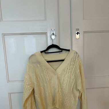 Gelber Strickcardigan