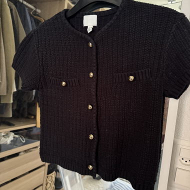 Cardigan noir à boutons dorés