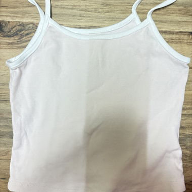 haut rose clair avec bord blanc