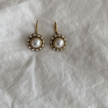 Gold-coloured drop earrings with plastic beads