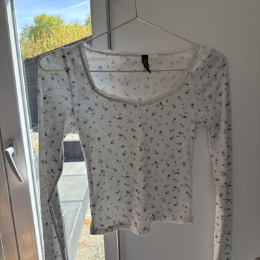 Top a maniche lunghe floreale