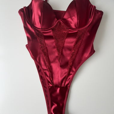 Body in raso rosso