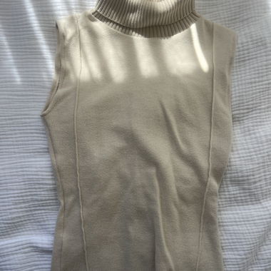 Top beige à col roulé sans manches