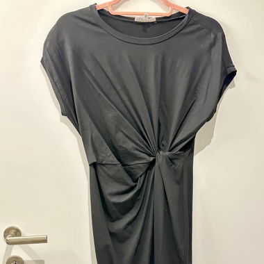 Schwarzes Kleid