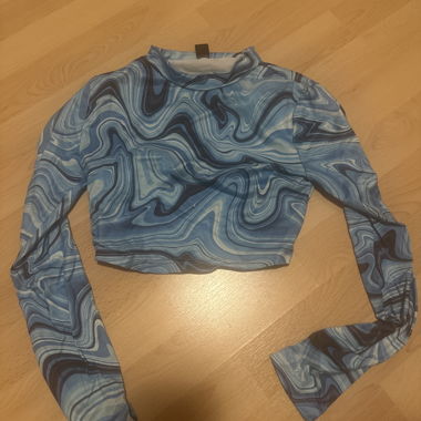 Blue patterned crop top with long sleeves