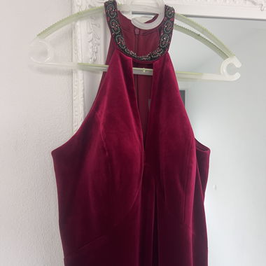 Bordeaux velvet dress with pearl collar