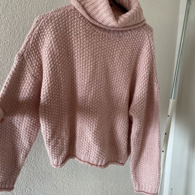 Maglione in maglia rosa con collo alto