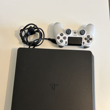 Playstation 4 mit Controller