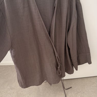 Chemisier cache-cœur ZARA avec pantalon en gris