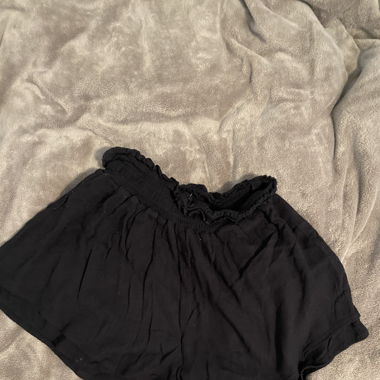 schwarze kurze Sommerhose