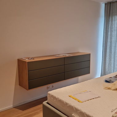 Design-Set: 2 Nachttische, 1 Kommode hängend