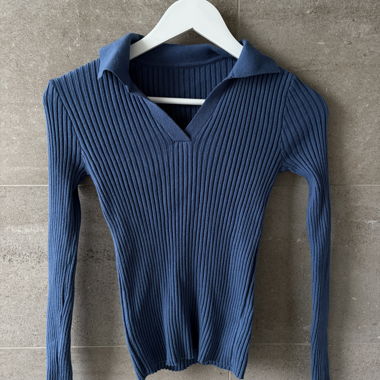 Rippstrick-Polo-Pullover blau