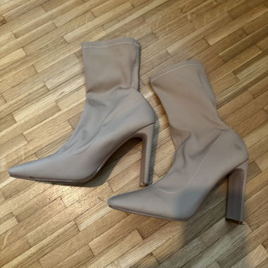 Beige fitted heeled boots
