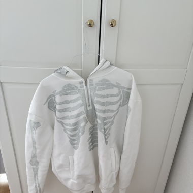 Weisser Pulli 