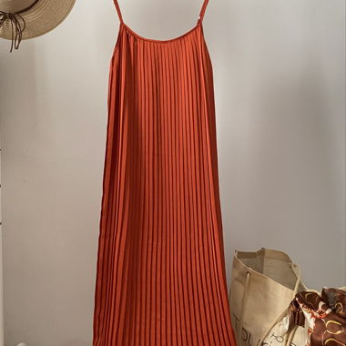 Orange Plissierte Slip-Kleid