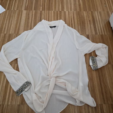 Blusa bianca da donna con maniche gioiello