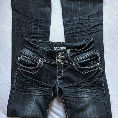 Jeans bootcut con risvolto