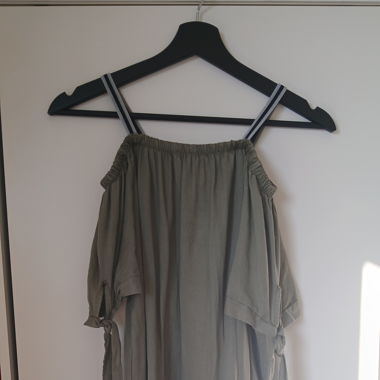 Robe mi-longue épaules dénudées