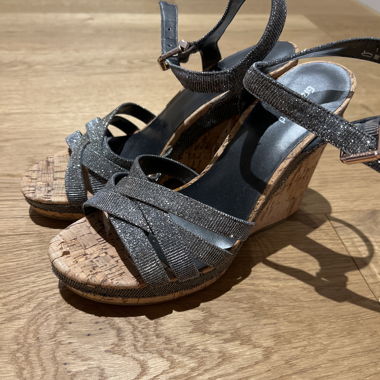 Glitzer-Sandalen mit Keilabsatz