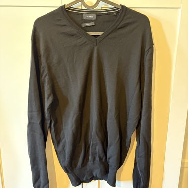 Schwarzer V-Ausschnitt-Pullover